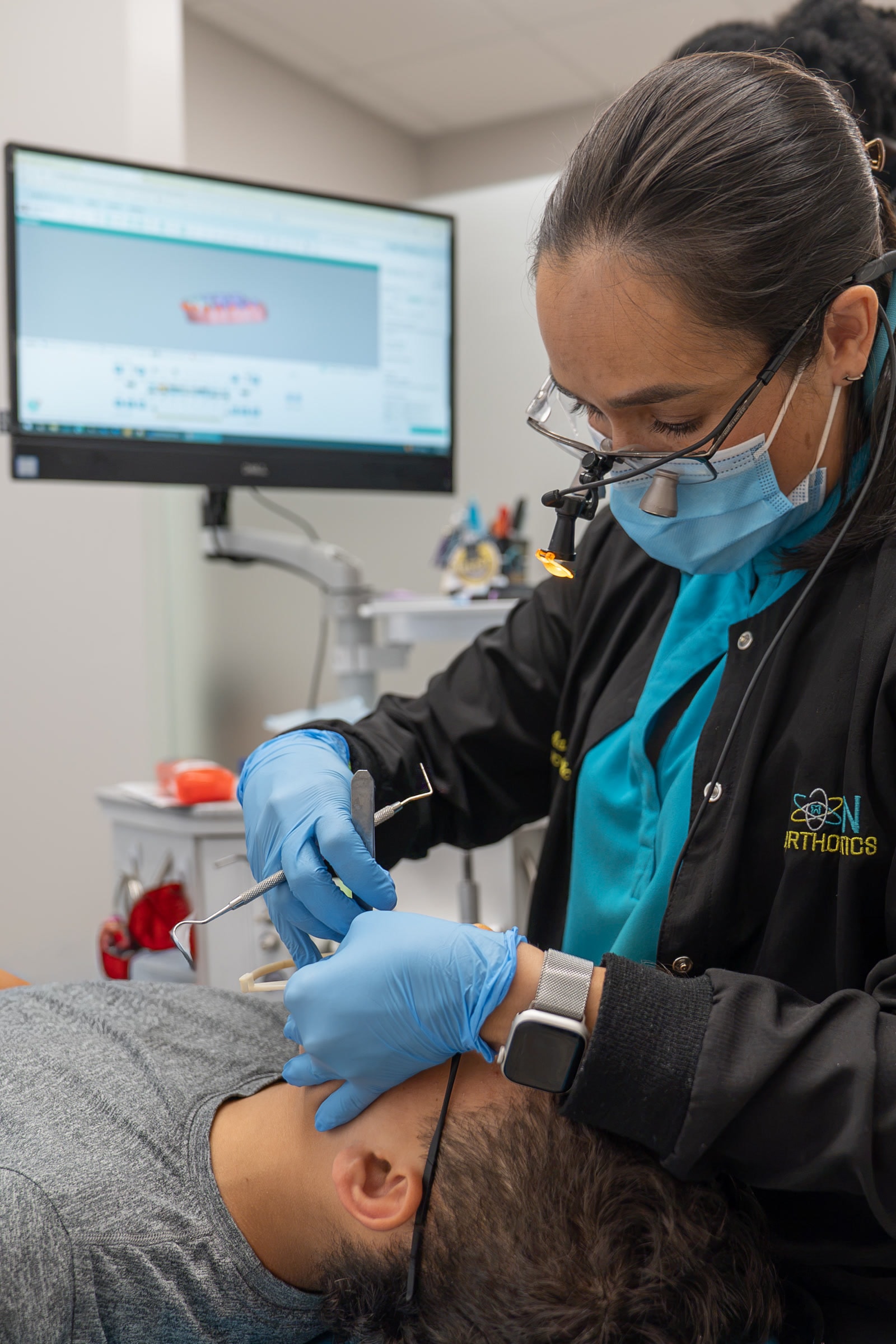 Ajuste de brackets durante una visita de ortodoncia en ION Orthodontics en Port St. Lucie