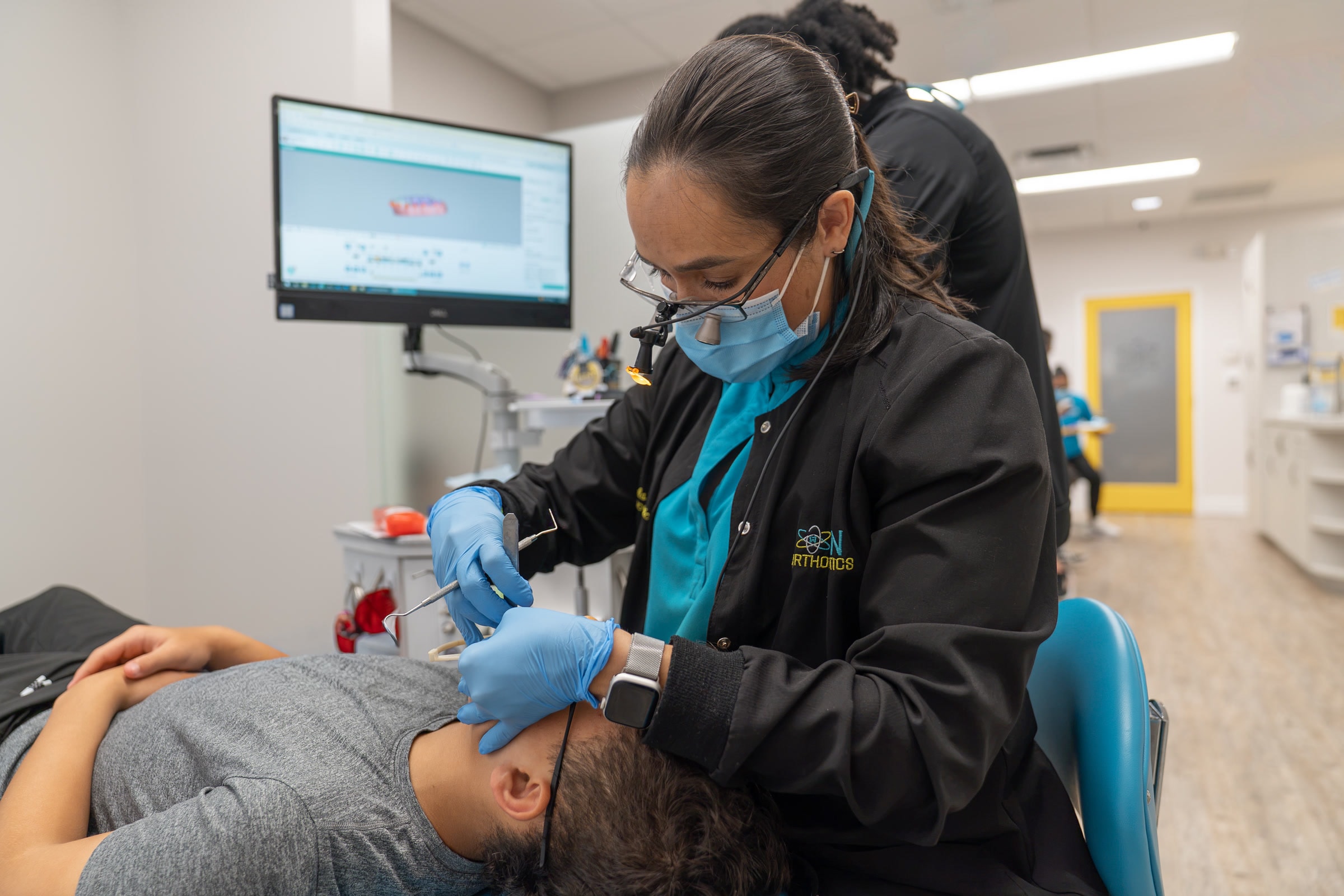Ajuste de brackets durante una visita de ortodoncia en ION Orthodontics en Port St. Lucie