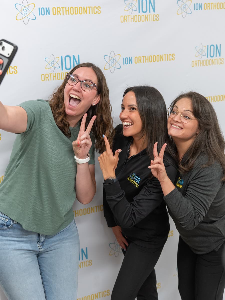 Un paciente conversa con un profesional de ION Orthodontics en Port St. Lucie
