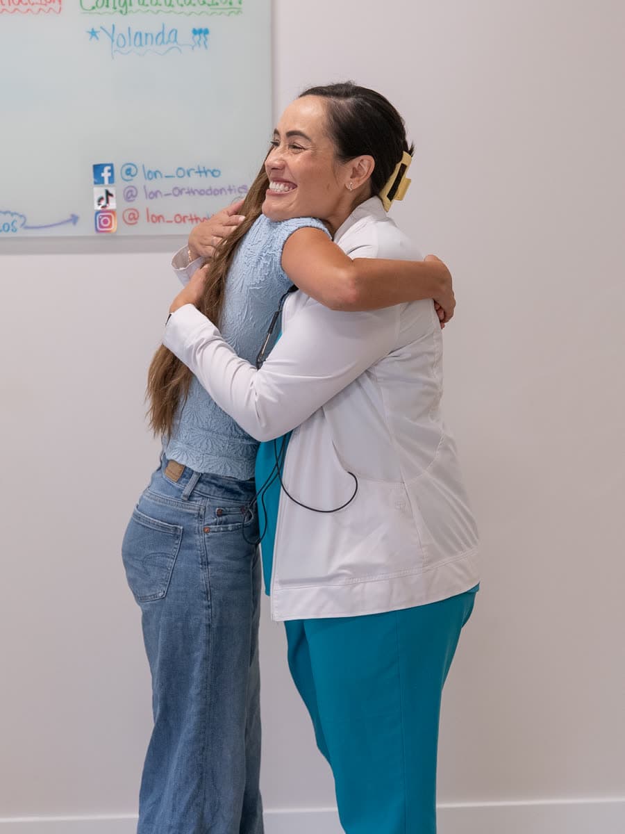 Un paciente abraza a alguien del equipo de ION Orthodontics después de una cita en Port St. Lucie
