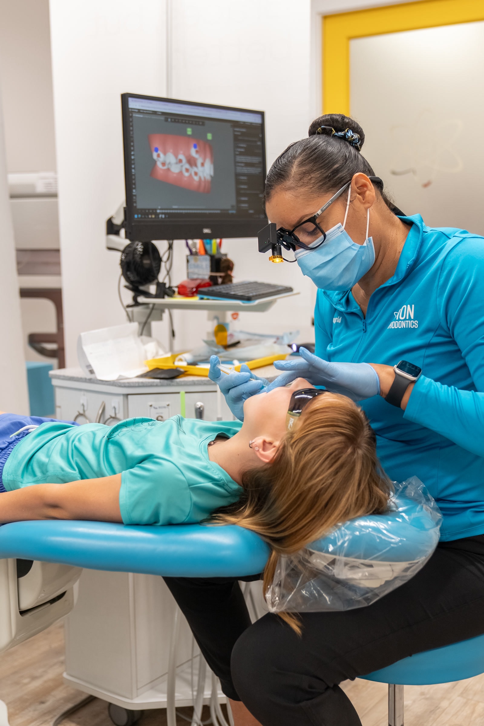 Un profesional atiende a un paciente joven en tratamiento temprano en ION Orthodontics en Port St. Lucie