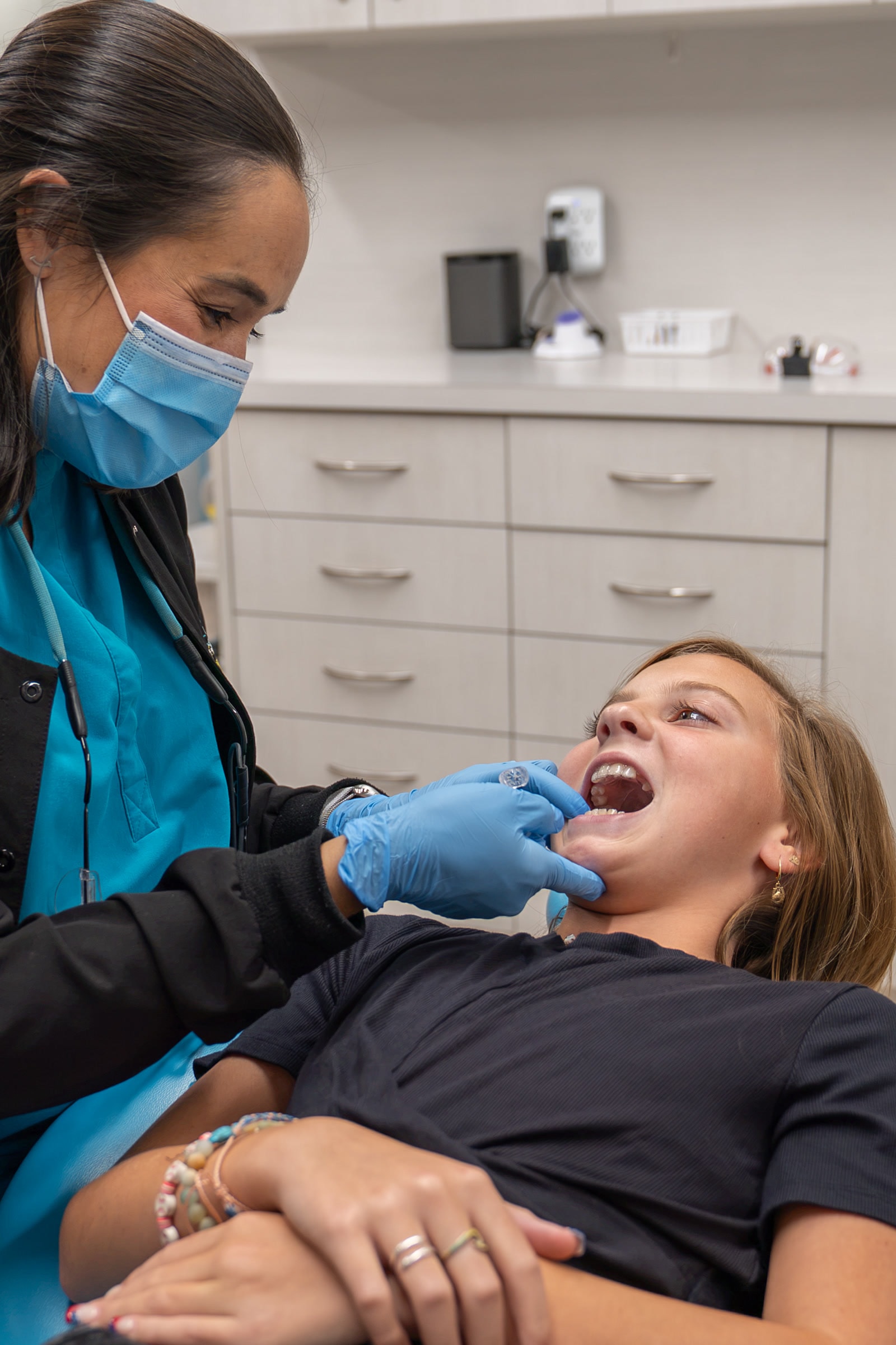 Detalle de brackets y una férula de retenedor en ION Orthodontics en Port St. Lucie